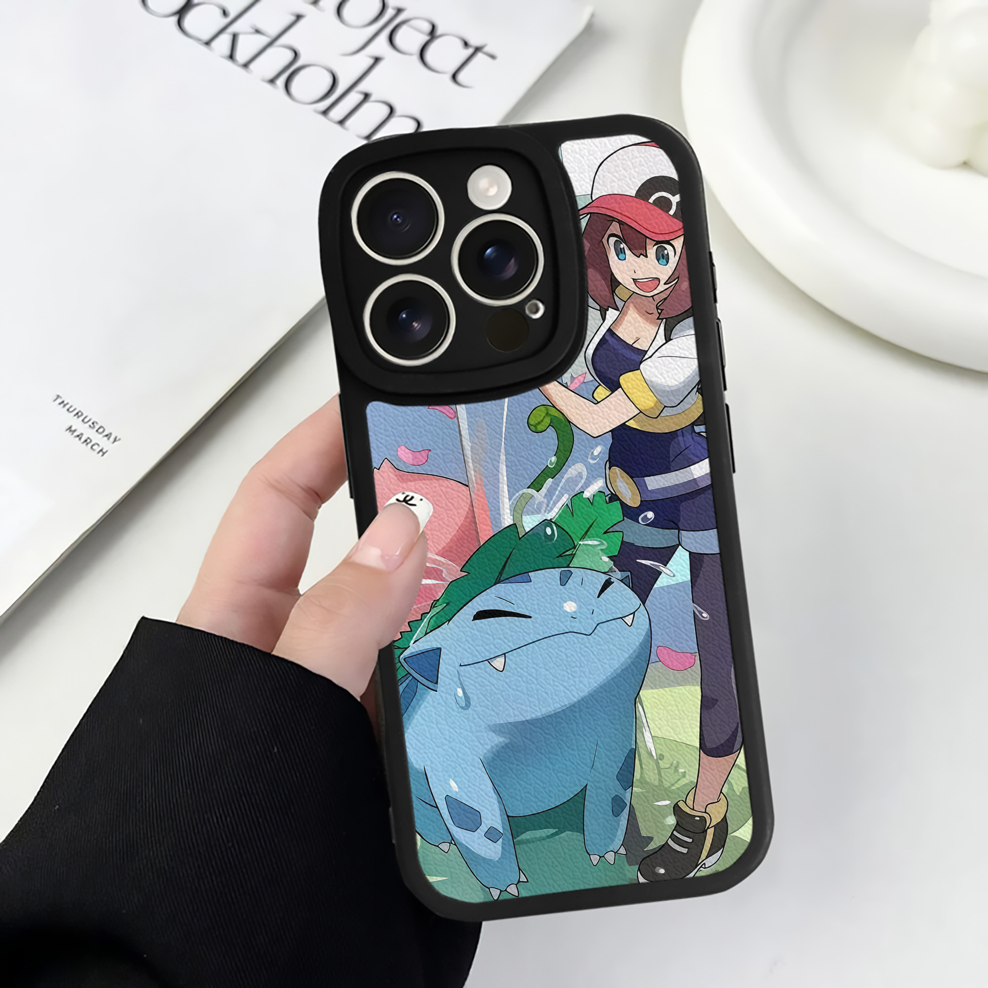 （画像用） ポケットモンスター Pokémon 【iPhone 16シリーズ対応】シリコンスマホケース（レザー調） 材質：シリコン